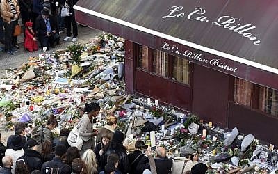 People gather at a makeshift memorial in front of Le Carillon restaurant in the 10th district of Paris, on November 15, 2015. (AFP/Alain Jocard)