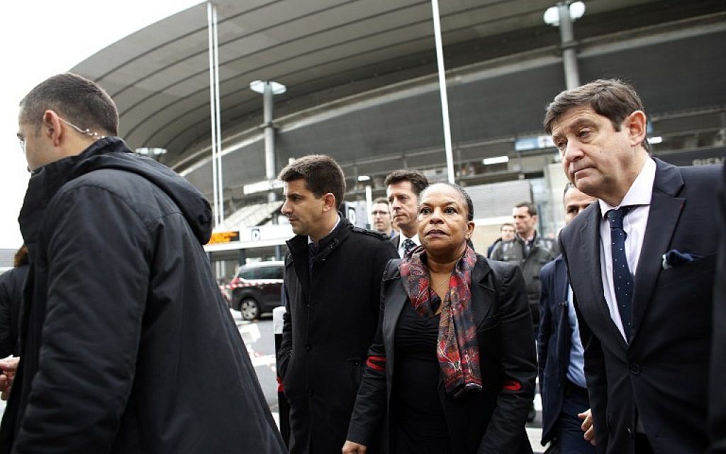 French Sports minister Patrick Kanner, right, and French Justice minister Christiane Taubira, center, arrive to meet employees of the Stade de France national stadium on November 17, 2015 in Saint-Denis north of Paris. (AFP/THOMAS SAMSON)