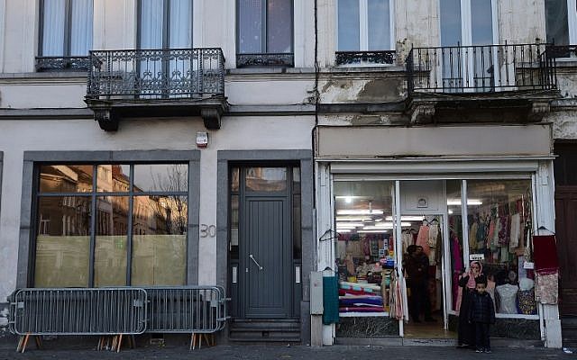 Two people are seen outside the Abdeslam family's apartment in Brussels' Molenbeek district, November 18, 2015. (Photo by AFP Photo/Emmanuel Dundand) 
