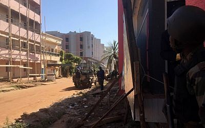 Malian troops take position outside the Radisson Blu hotel in Bamako on November 20, 2015.  (AFP PHOTO / SEBASTIEN RIEUSSEC / AFP / Sebastien RIEUSSEC)