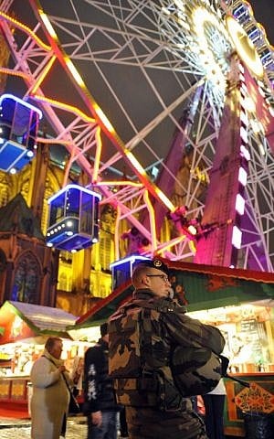 A French serviceman patrols during the opening of the Christmas market in Metz, eastern France, on November 21, 2015 (AFP PHOTO / JEAN-CHRISTOPHE VERHAEGEN)