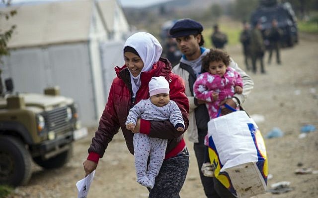 Migrants and refugees cross the border between Greece and Macedonia near Gevgelija on November 22, 2015. (AFP PHOTO / ROBERT ATANASOVSKI / AFP / ROBERT ATANASOVSKI) Migrants and refugees cross the border between Greece and Macedonia near Gevgelija on November 22, 2015. (AFP PHOTO / ROBERT ATANASOVSKI / AFP / ROBERT ATANASOVSKI)