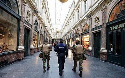 Belgian troops patrol at the Royal Galleries of Saint-Hubert in Brussels on November 22, 2015. (AFP/BELGA /Nicolas Maeterlinck)