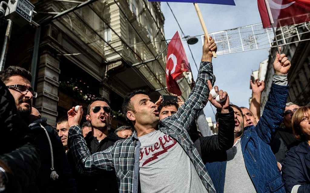 A protester tries to throw eggs towards the Russian Istanbul consulate building during a demonstration against Russia's Syria policy on November 24, 2015 in Istanbul. (AFP/OZAN KOSE)