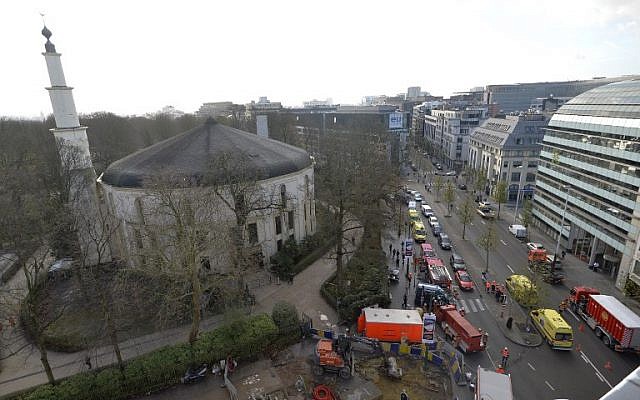 A picture taken on November 26, 2015 shows ambulances, police and fire fighter vehicles outside the mosque after a suspect letter with powder was found at the Great Mosque in Brussels on November 26, 2015. (AFP PHOTO / BELGA / ERIC LALMAND)