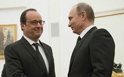 Russian President Vladimir Putin (R) welcomes French President Francois Hollande before a meeting at the Kremlin in Moscow on November 26, 2015. (AFP/Alexander Zemlianichenko)