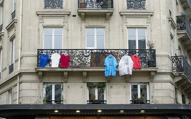 In this picture taken on November 27, 2015, T-shirts and coats hang on a balcony in Paris, in arrangements to re-create the tricolor of the French national flag in memory of the 130 victims of the November 13, 2015 coordinated terror attacks in Paris claimed by the Islamic State group (IS). (AFP Photo/Alain Jocard) In this picture taken on November 27, 2015, T-shirts and coats hang on a balcony in Paris, in arrangements to re-create the tricolor of the French national flag in memory of the 130 victims of the November 13, 2015 coordinated terror attacks in Paris claimed by the Islamic State group (IS). (AFP Photo/Alain Jocard)