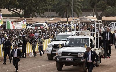 Pope Francis arrives at the Notre Dame Cathedral on November 29, 2015 in Bangui, Central African Republic. (AFP PHOTO/GIANLUIGI GUERCIA)