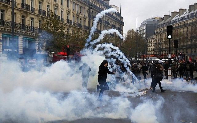 Protesters clash with riot police during a rally in Paris against global warming on November 29, 2015 -- a day ahead of the start of the UN conference on climate change. (AFP/Florian David)