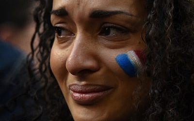A woman weeps at a vigil held by the local French community in Sydney on November 14, 2015. (AFP PHOTO / William WEST)