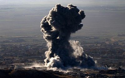 Heavy smoke billows during an operation by Iraqi Kurdish forces backed by US-led strikes in the northern Iraqi town of Sinjar on November 12, 2015. (AFP/Safin Hamed)