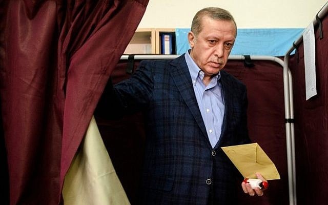 Turkish President Recep Tayyip Erdogan exits a voting booth at a polling station in Istanbul on November 1, 2015. (AFP PHOTO / OZAN KOSE)
