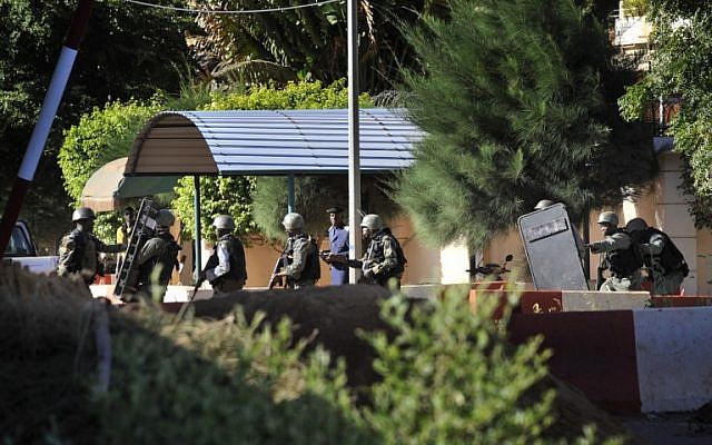 Malian troops take position outside the Radisson Blu in Bamako on November 20, 2015, after gunmen went on a shooting rampage at the luxury hotel. (AFP PHOTO/HABIBOU KOUYATE) Malian troops take position outside the Radisson Blu in Bamako on November 20, 2015, after gunmen went on a shooting rampage at the luxury hotel. (AFP PHOTO/HABIBOU KOUYATE)