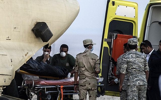 Egyptian paramedics load the corpses of Russian victims of a Russian passenger plane crash in the Sinai Peninsula, into a military plane at Kabret military air base by the Suez Canal on October 31, 2015. (AFP PHOTO / KHALED DESOUKI) Egyptian paramedics load the corpses of Russian victims of a Russian passenger plane crash in the Sinai Peninsula, into a military plane at Kabret military air base by the Suez Canal on October 31, 2015. (AFP PHOTO / KHALED DESOUKI)