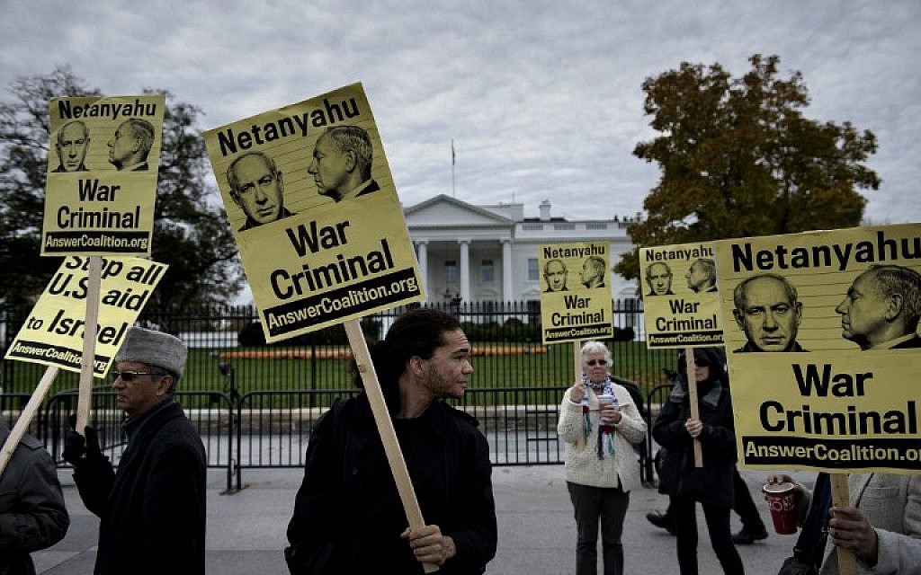 Demonstrators march to protest the visit of Israeli Prime Minister Benjamin Netanyahu in front of the White House November 9, 2015 in Washington, DC. (AFP/BRENDAN SMIALOWSKI)