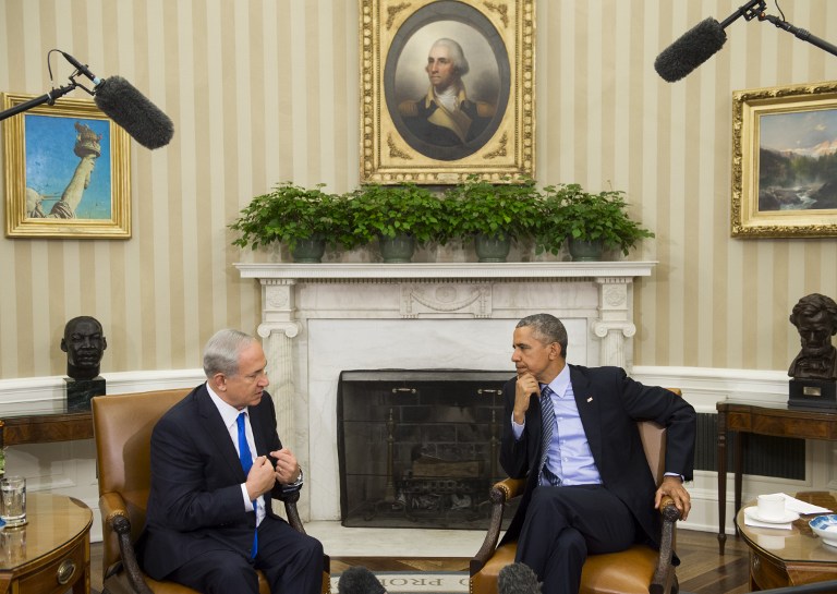 US President Barack Obama, right, and Israeli Prime Minister Benjamin Netanyahu hold a meeting in the Oval Office of the White House in Washington, DC, November 9, 2015. AFP/ SAUL LOEB) US President Barack Obama, right, and Israeli Prime Minister Benjamin Netanyahu hold a meeting in the Oval Office of the White House in Washington, DC, November 9, 2015. AFP/ SAUL LOEB)