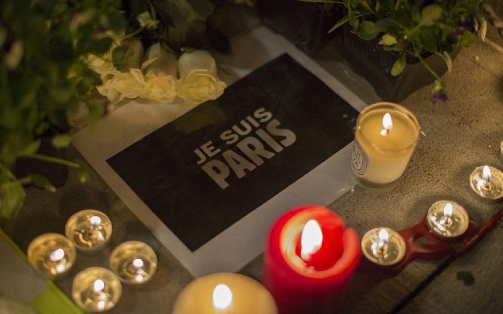 A message of solidarity with France is seen at a makeshift memorial outside the French Consulate in Los Angeles, California on November 14, 2015. (AFP/ DAVID MCNEW)