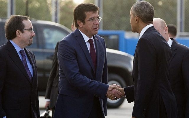 US President Barack Obama shakes hands with Turkish Minister of the Economy Nihat ZeyBekci alongside US Ambassador to Turkey John Bass after he disembarked from Air Force One upon arrival at Antalya International Airport in Antalya, Turkey, November 15, 2015. AFP/SAUL LOEB)