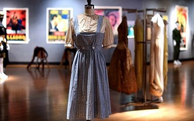 A Judy Garland-worn 'Dorothy' dress from The Wizard of Oz is displayed during a press preview on November 19, 2015 in New York (AFP PHOTO / TIMOTHY A. CLARY) A Judy Garland-worn 'Dorothy' dress from The Wizard of Oz is displayed during a press preview on November 19, 2015 in New York (AFP PHOTO / TIMOTHY A. CLARY)