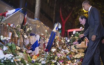 US President Barack Obama pays his respects with French President Francois Hollande and Paris Mayor Anne Hidalgo (not seen) at a memorial outside the Bataclan club in Paris , France, November 30, 2015. (AFP/ JIM WATSON)