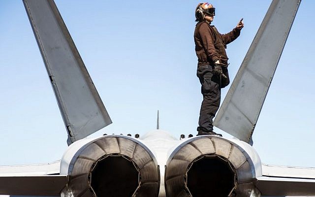 US Navy Airman Mariah Ftacek performs a turnaround check on an F/A-18E Super Hornet on the flight deck of the aircraft carrier USS George Washington in the Atlantic Ocean, Nov. 7, 2015. Department of Defense/US Navy photo by Petty Officer 3rd Class Bryan Mai) 