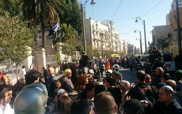 The scene of a stabbing attack near Jerusalem's Mahane Yehuda market on November 23, 2015. (Ilan Ben Zion)