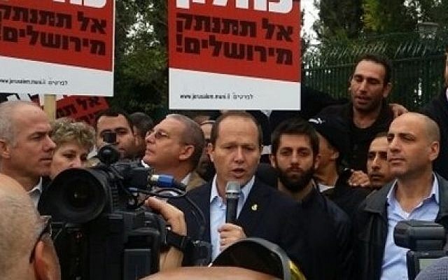 Jerusalem Mayor Nir Barkat in a protest in mid-November calling on Finance Minister Moshe Kahlon "not to disconnect from Jerusalem." (Courtesy Jerusalem Municipality) Jerusalem Mayor Nir Barkat in a protest in mid-November calling on Finance Minister Moshe Kahlon "not to disconnect from Jerusalem." (Courtesy Jerusalem Municipality)