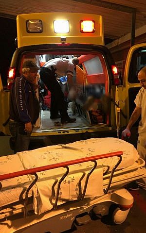 Medics deliver victims injured in a stabbing attack in Kiryat Gat to Ashkelon's Barzilai Medical Center on November 21, 2015. (Magen David Adom) Medics deliver victims injured in a stabbing attack in Kiryat Gat to Ashkelon's Barzilai Medical Center on November 21, 2015. (Magen David Adom)