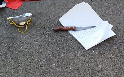 A knife and handwritten note found on the person of a Palestinian woman shot dead during an apparent attempt to stab Israeli security guards at the Eliyahu Crossing in the West Bank on Monday, November 9, 2015 (Defense Ministry)