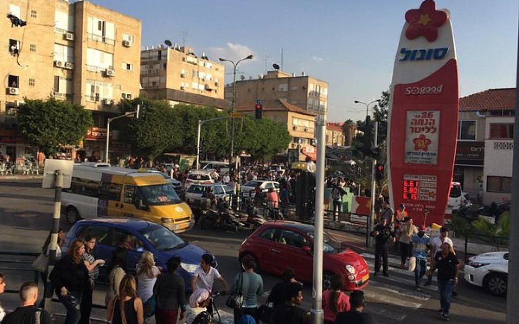 The scene of a stabbing attack in Rishon Lezion on Monday, November 11, 2015 (Magen David Adom) The scene of a stabbing attack in Rishon Lezion on Monday, November 11, 2015 (Magen David Adom)