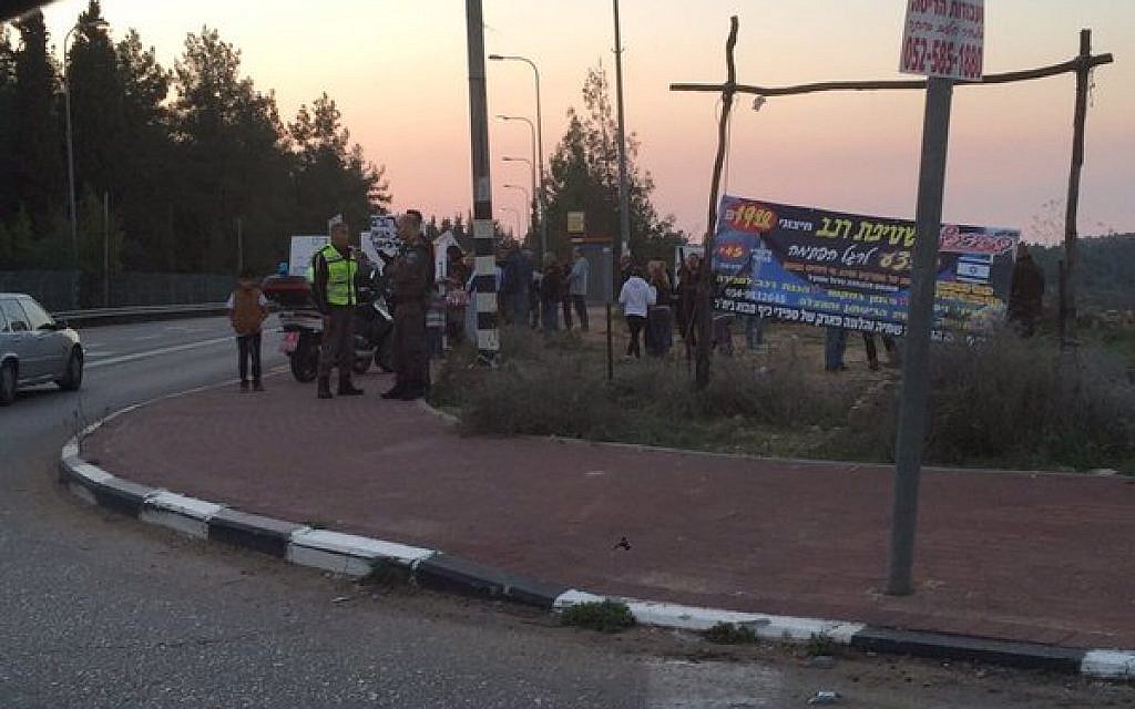 Police at the scene of a shooting attack near the Gush Etzion junction on Thursday, November 19, 2015 (Gush Etzion municipality) Police at the scene of a shooting attack near the Gush Etzion junction on Thursday, November 19, 2015 (Gush Etzion municipality)