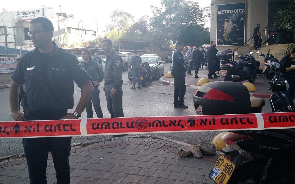 The scene of a stabbing attack in Tel Aviv on November 19, 2015. (Judah Ari Gross/ Times of Israel) The scene of a stabbing attack in Tel Aviv on November 19, 2015. (Judah Ari Gross/ Times of Israel)