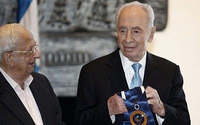Then-president Shimon Peres presents Yitzhak Navon with a special 'presidential award' in Jerusalem on February 9, 2012. (Photo by Uri Lenz/Flash90)