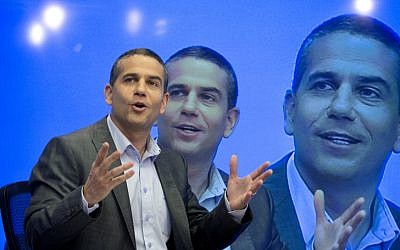 Yinon Magal during his tenure as editor of the Walla news site, on January 21, 2013 (Moshe Shai/Flash90)