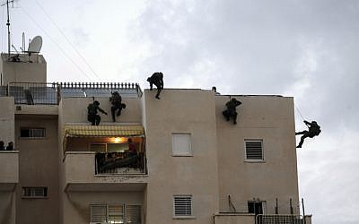 File. Israel's Special Police Unit (Yamam) storm a house in the city of Ashkelon on December 4, 2013. (David Buimovitch/Flash90)