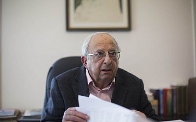 Former Israeli president Yitzhak Navon at his office in Jerusalem on January 8, 2014. (Yonatan Sindel/Flash90)