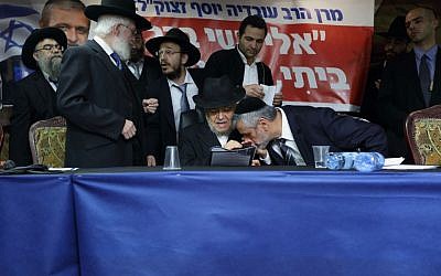 Yachad party leader Eli Yishai kisses the hand Rabbi Meir Mazuz during press conference in Bnei Brak, December 25, 2014. (Photo by Yaakov Naumi/Flash90)