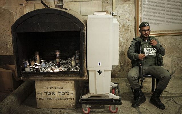 Illustrative photo of an Israeli border policeman at the Tomb of the Patriarchs in Hebron, West Bank, September 13, 2015. (Flash90) Illustrative photo of an Israeli border policeman at the Tomb of the Patriarchs in Hebron, West Bank, September 13, 2015. (Flash90)