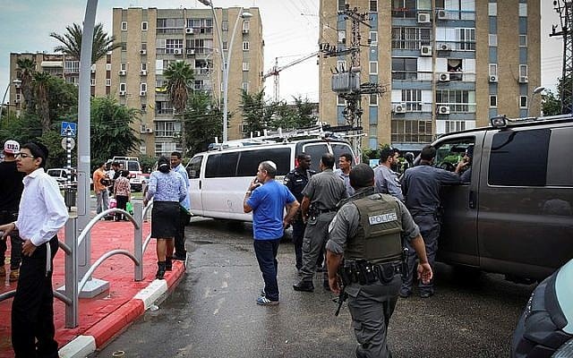 Security personnel seen outside an apartment building in the southern Israeli city of Kiryat Gat into which a Palestinian man who stabbed an IDF soldier and grabbed his gun escaped, in an attack carried out on October 7, 2015. (FLASH90) Security personnel seen outside an apartment building in the southern Israeli city of Kiryat Gat into which a Palestinian man who stabbed an IDF soldier and grabbed his gun escaped, in an attack carried out on October 7, 2015. (FLASH90)
