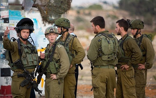 Israeli security forces at the site of a terror attack near the Etzion Junction in the West Bank on October 20, 2015 (Yonatan Sindel/Flash90)