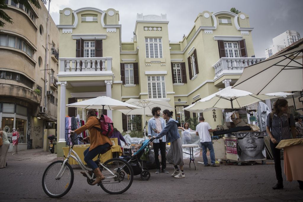 People pass through the Nahalat Binyamin arts and crafts market in central Tel Aviv, October 27, 2015. (Hadas Parush/Flash90) People pass through the Nahalat Binyamin arts and crafts market in central Tel Aviv, October 27, 2015. (Hadas Parush/Flash90)