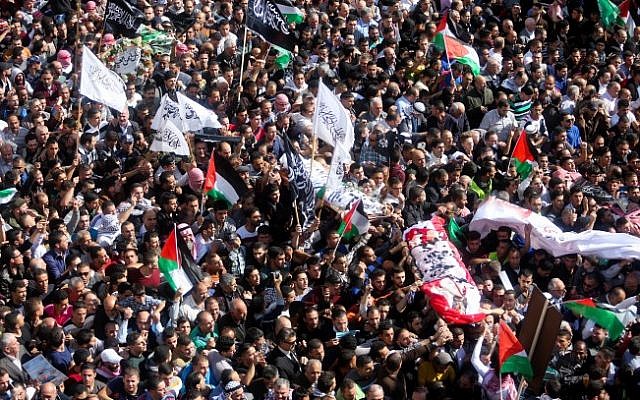 Palestinians carry the corpses of terrorists through the streets of Hebron during a massive funeral march in the West Bank, October 31, 2015. (Flash90) Palestinians carry the corpses of terrorists through the streets of Hebron during a massive funeral march in the West Bank, October 31, 2015. (Flash90)