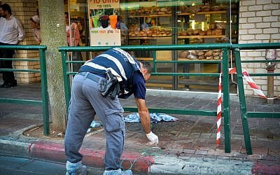 Investigators at the scene of a stabbing attack in Rishon Lezion on November 2, 2015. (Photo by Avi Dishi/Flash90)