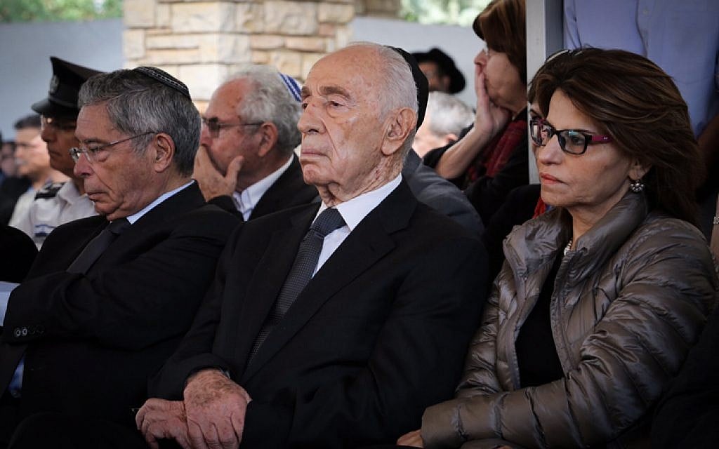 Former Israeli president Shimon Peres attends the funeral  of late Israeli president Yitzhak Navon at the Mt. Herzl cemetery in Jerusalem on November 8, 2015. (Gil Yohanan/POOL)