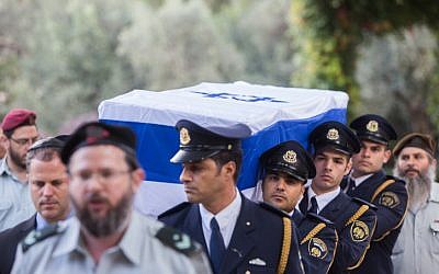 Guards carry the coffin of former Israeli president Yitzhak Navon, at the president's residence in Jerusalem on November 8, 2015. (Yonatan Sindel/Flash90)