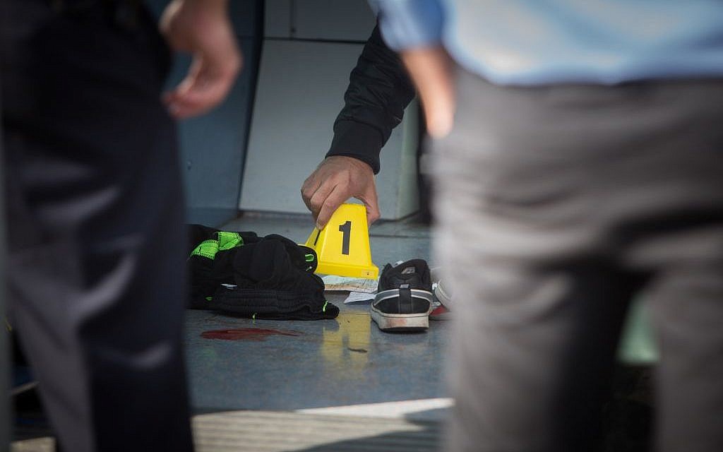 Investigators at the scene of a stabbing attack on the light rail in the northern Jerusalem neighborhood of Pisgat Ze'ev, November 10, 2015. (Yonatan Sindel/Flash90)