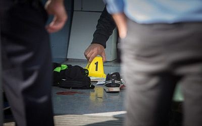 Investigators at the scene of a stabbing attack on the light rail in the northern Jerusalem neighborhood of Pisgat Ze'ev, November 10, 2015. (Yonatan Sindel/Flash90)
