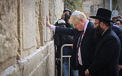 Mayor of London Boris Johnson prays at the Western Wall on November 11, 2015. (Photo by Flash90)