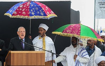 President Reuven Rivlin, left. speaks during a mass prayer of the Sigd holiday attended by hundreds of Ethiopian Jews, at the Sherover Promenade overlooking the Old City of Jerusalem, November 11, 2015. (Flash90)