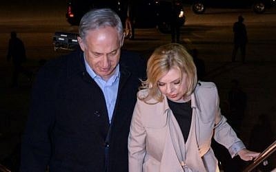 Prime Minister Benjamin Netanyahu and his wife Sara board their flight back to Israel after their visit to Washington, on November 11, 2015. (Photo by Haim Zach / GPO)